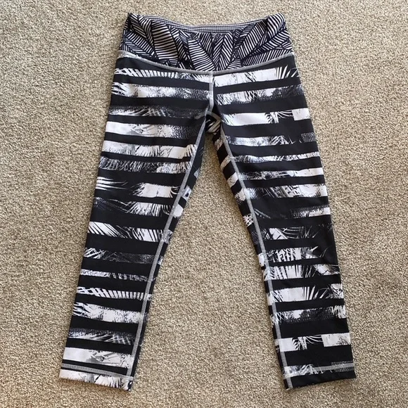 NWOT Lululemon black and white patterned capri leggings. Size 6?? - Picture 1 of 7